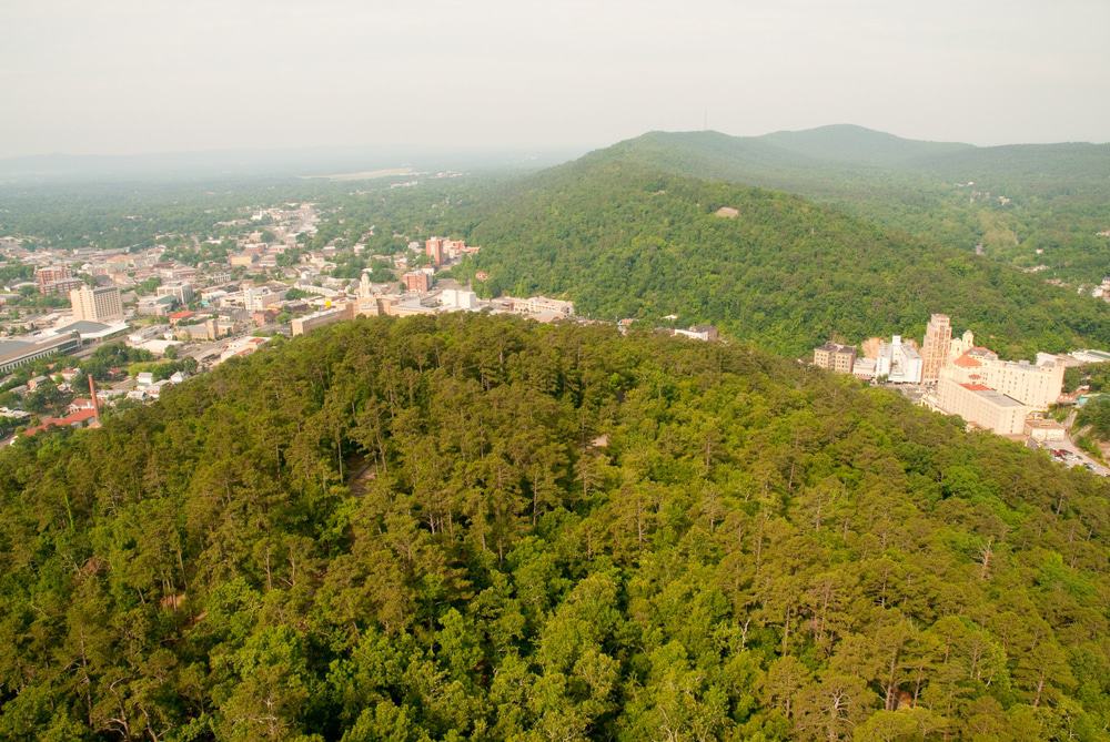 Vista de Hot Springs, Arkansas desde Hot Springs Mountain Tower