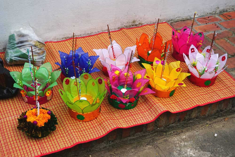 Flores de colores decoradas para el Bun Awk Phansa Festival