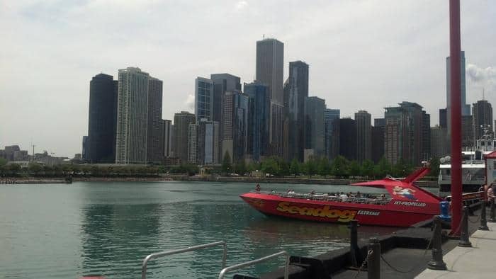 Crucero de arquitectura en el río Chicago en lancha rápida