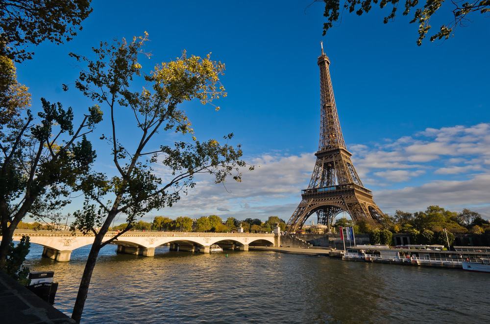 La Torre Eiffel y el río Sena