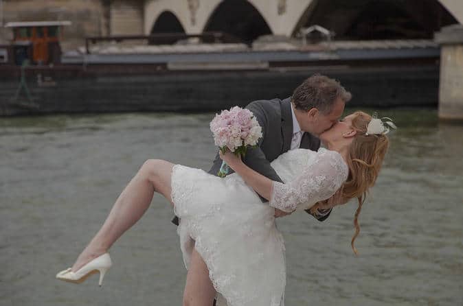 Ceremonia de renovación de los votos de boda de la Torre Eiffel de París con sesión de fotos