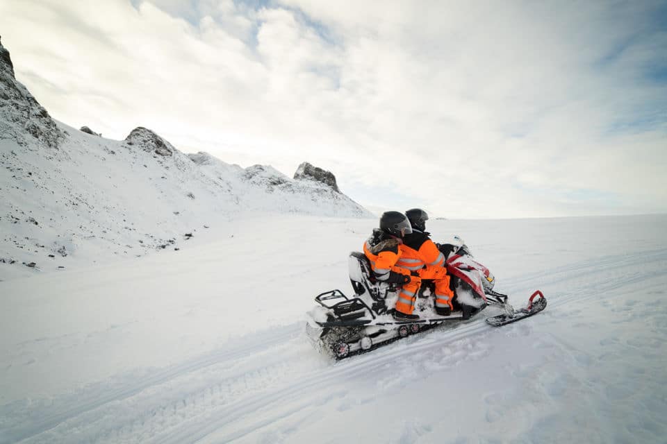 Excursión en moto de nieve y cueva de hielo natural