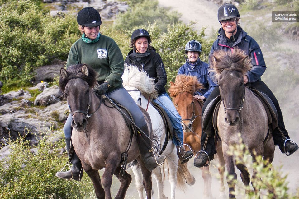 Excursión a caballo a los campos de lava de Islandia