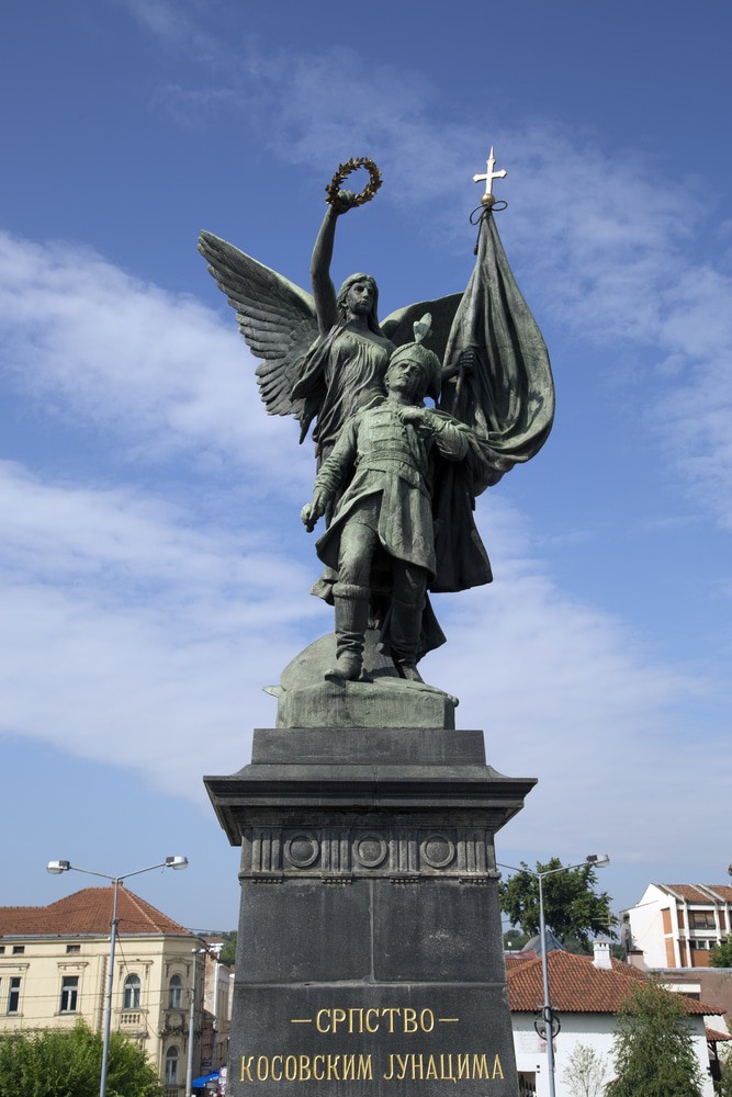 Monumento a los héroes caídos de Kosovo