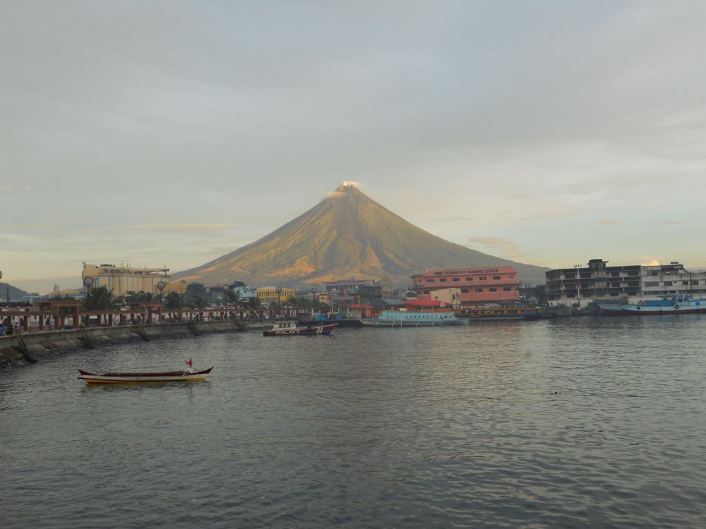 El puerto de la ciudad de Legaspi y el mont.  Mayo