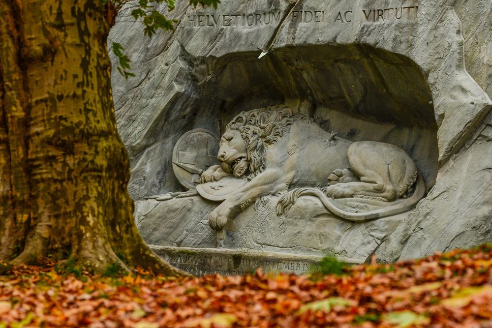 El Monumento del León, Lucerna